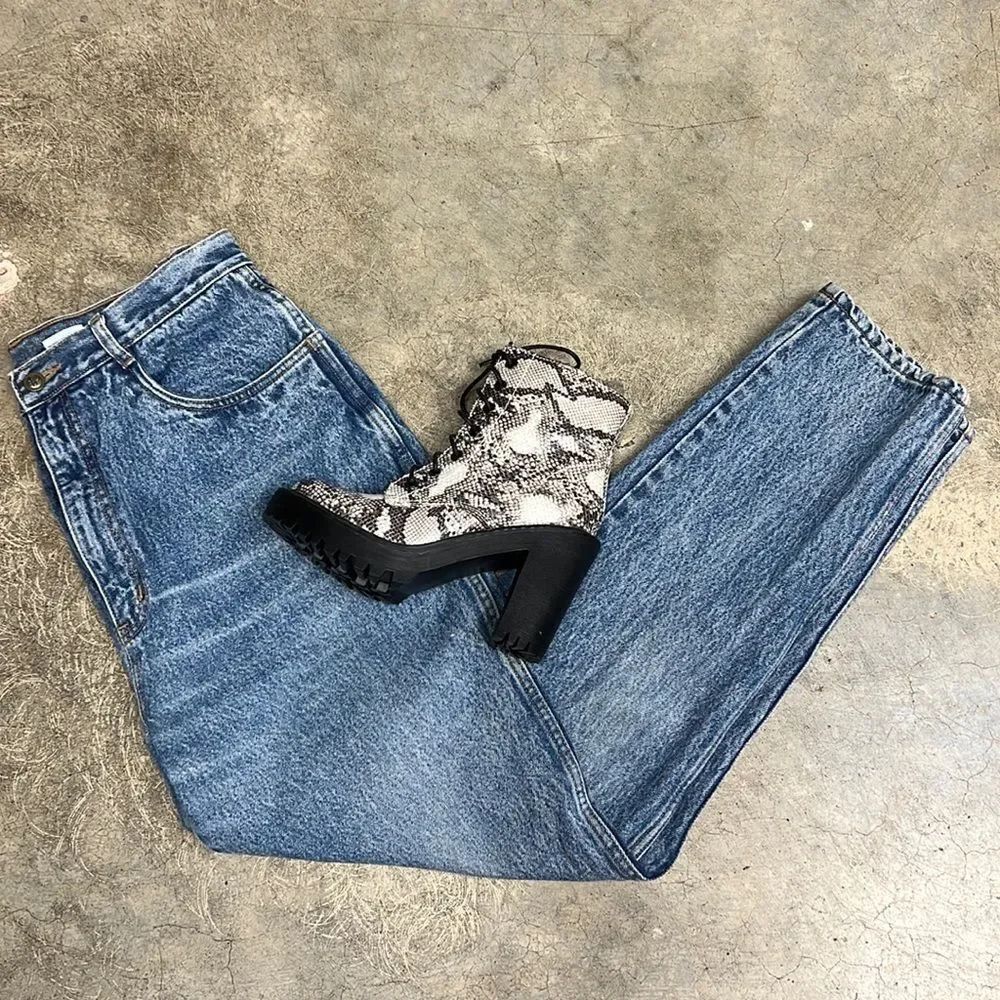 * Vintage high-rise denim